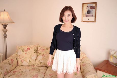 Asiatisk skønhed Hitomi har sex med en hvid fyr på en sofa