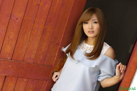 Asiatisk model Hana Aoyama får sin fisse penetreret af en liderlig fyr