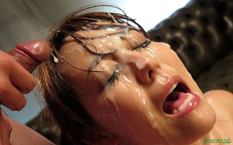 亞洲美女 Akari Asagira 在三人行中被大屌塞滿陰道