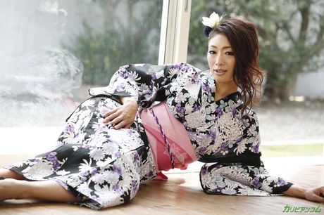 Asiatisk pige Reiko Kobayakawa får sin fisse spist ud og kneppet i en 3-kant