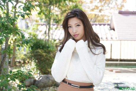 Asiatisk covergirl Emiri Momota får sin fisse slikket og kneppet af en liderlig fyr