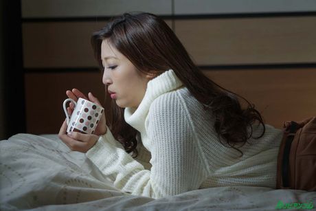 Asiatisk covergirl Emiri Momota får sin fisse slikket og kneppet af en liderlig fyr