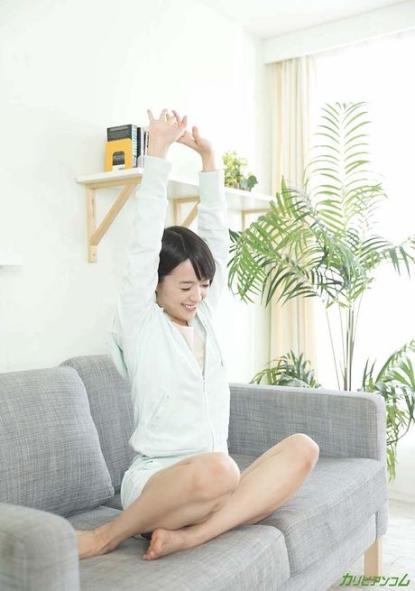 完璧なアジアのティーン、羽田真理がバスルームで彼女の猫をペニスで満たす