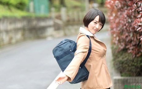 完璧なアジアのティーン、羽田真理がバスルームで彼女の猫をペニスで満たす