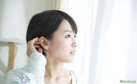 完璧なアジアのティーン、羽田真理がバスルームで彼女の猫をペニスで満たす