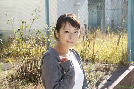 Asian girl Yukari Ayaka gets her twat licked out and fucked by a horny guy