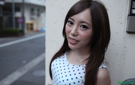 茶髪の可愛い桜木梨乃が、興奮した男にオマンコを舐められ、チンポを突っ込まれる