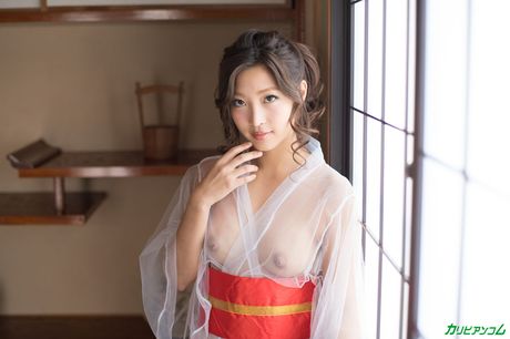 アジア人マッサージ師の百田えみりが興奮した客に中出しされる