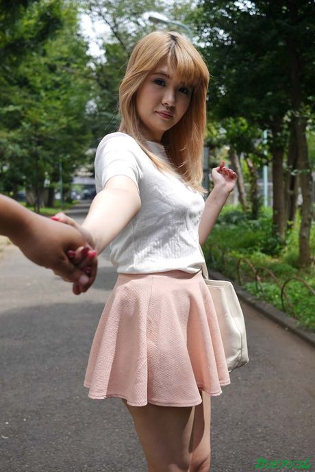 亞洲少女 Miyu Usagi 赤身裸體，然後進行手指操弄和陰道插入