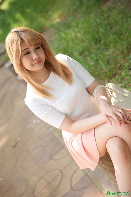 亞洲少女 Miyu Usagi 赤身裸體，然後進行手指操弄和陰道插入