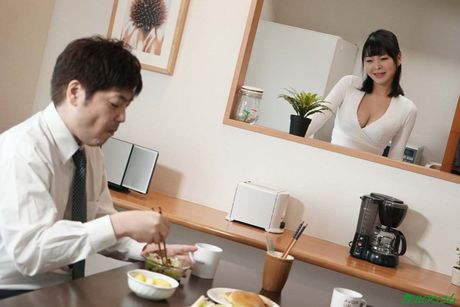 Asiatisk skønhed Manaka får sin fisse slikket og kneppet af sin mand