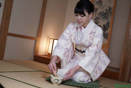 Asiatisk skønhed Manaka får sin fisse slikket og kneppet af sin mand