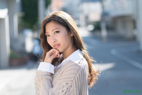 アジアのティーン百田えみりが彼女の猫を食べさせられ、犯される