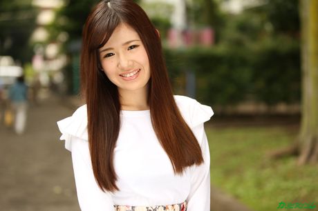 亞洲美女 Airi 在陰道性交前被假陽具塞滿陰道