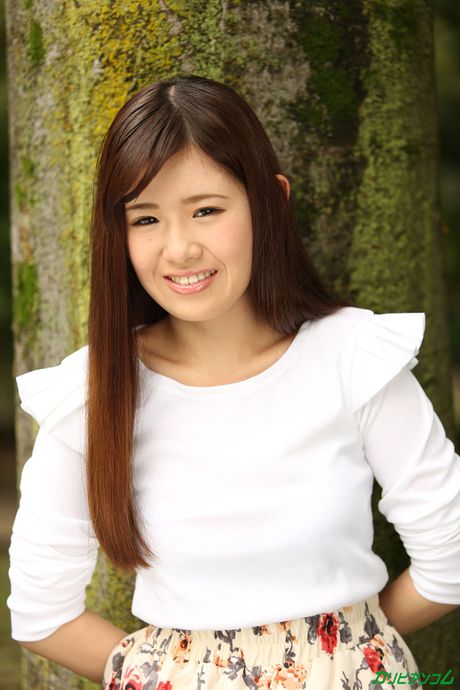 亞洲美女 Airi 在陰道性交前被假陽具塞滿陰道