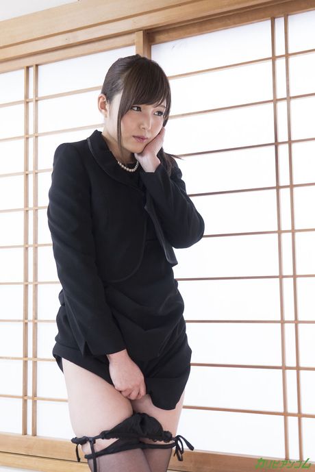 アジアの可愛い碧しのがフェラチオの後に彼女の膣にペニスを詰め込まれる