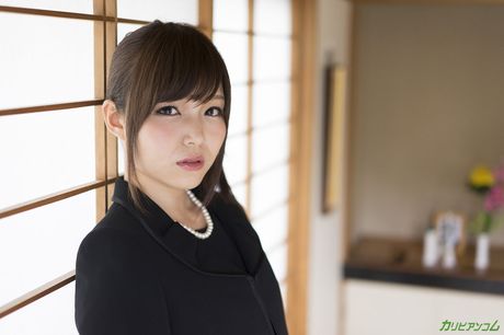 アジアの可愛い碧しのがフェラチオの後に彼女の膣にペニスを詰め込まれる