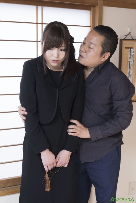 アジアの可愛い碧しのがフェラチオの後に彼女の膣にペニスを詰め込まれる