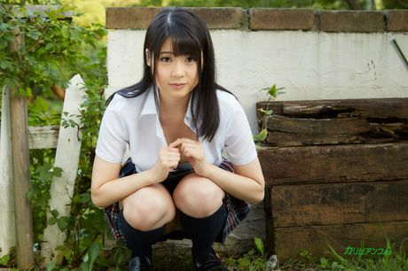 亞洲女學生 Runa Mitsuki 的陰道被假陽具塞滿