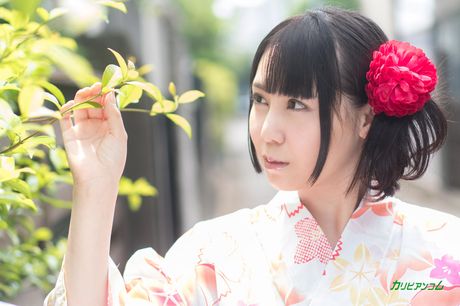 亞洲封面女郎 Yu Toyota 在地板上被舔陰和乾