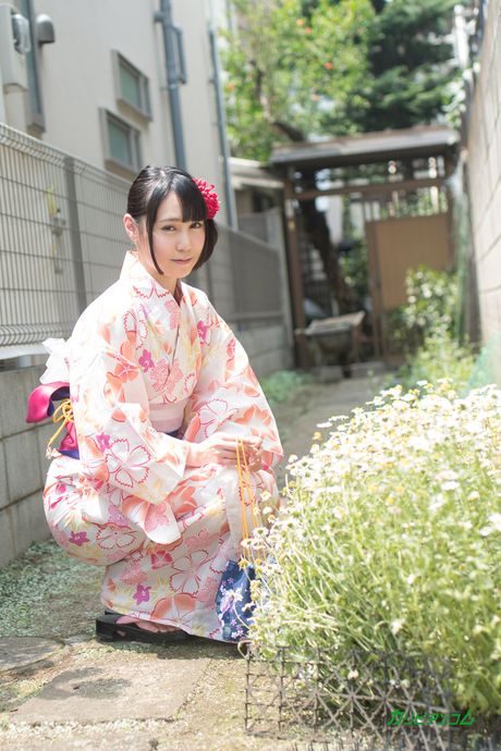 亞洲封面女郎 Yu Toyota 在地板上被舔陰和乾