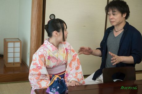 亞洲封面女郎 Yu Toyota 在地板上被舔陰和乾