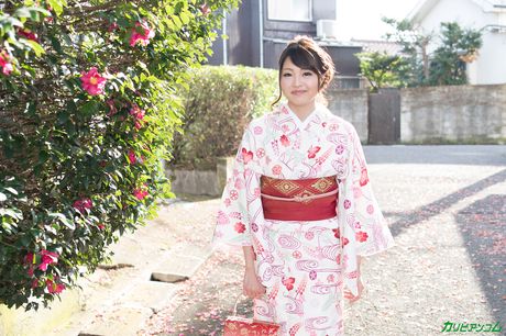 Asiatisk pige Minami Asahina får sin behårede fisse kneppet af en liderlig fyr