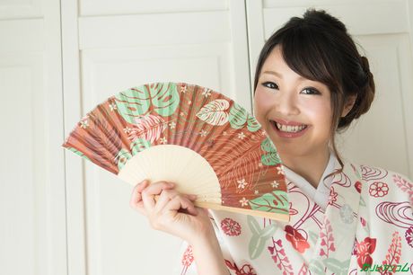 Asiatisk pige Minami Asahina får sin behårede fisse kneppet af en liderlig fyr