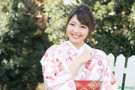 Asiatisk pige Minami Asahina får sin behårede fisse kneppet af en liderlig fyr