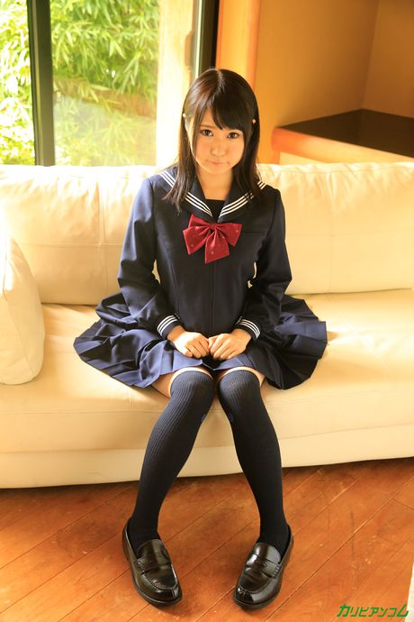 アジアの女子高生、桃木希がマンコにプラグを差し込まれる