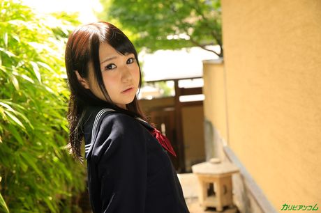 アジアの女子高生、桃木希がマンコにプラグを差し込まれる