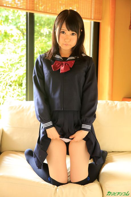 アジアの女子高生、桃木希がマンコにプラグを差し込まれる