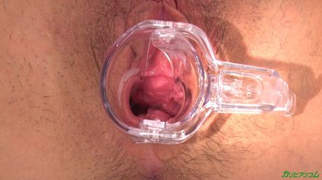 Asiatisk pige Nozomi Momoki legetøj hendes fisse før onanering