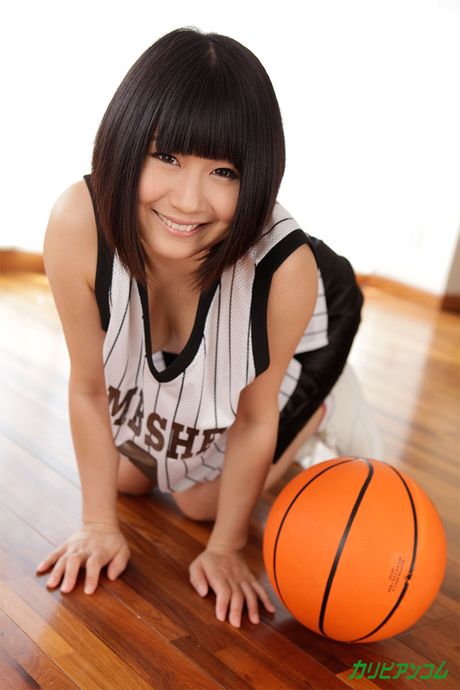 亞洲女孩 Mari Koizumi 在火辣三人行中被幹