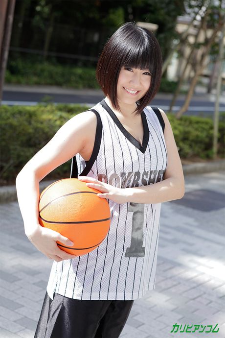 亞洲女孩 Mari Koizumi 在火辣三人行中被幹