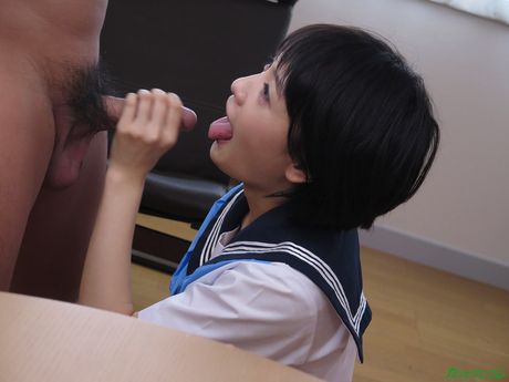 女子高生の羽田真理はハードコアセックスの後に彼女の猫に中出しされる