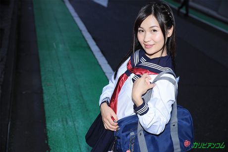 亞洲少女 Shizuku Hatano 的陰部被舔乾淨並被幹