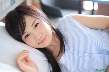 アジア人の女の子、羽多野雫が白人男にマンコを舐められ、チンポを犯される