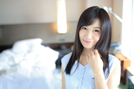 アジア人の女の子、羽多野雫が白人男にマンコを舐められ、チンポを犯される