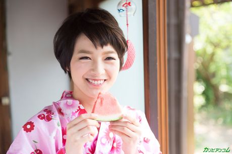 亞洲少女 Mari Haneda 的陰部被舔後才被幹