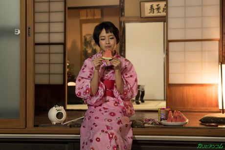 亞洲少女 Mari Haneda 的陰部被舔後才被幹