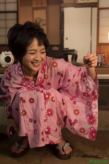 亞洲少女 Mari Haneda 的陰部被舔後才被幹