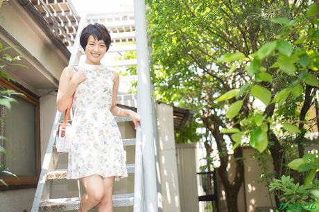 Asian teen Mari Haneda presents her small tits and spreads her pussy