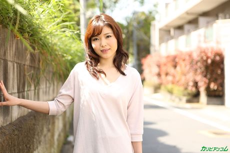 Asiatisk pige Shino Aoi får sin fisse slikket og kneppet af en liderlig fyr