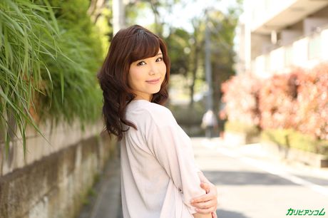 Asiatisk pige Shino Aoi får sin fisse slikket og kneppet af en liderlig fyr