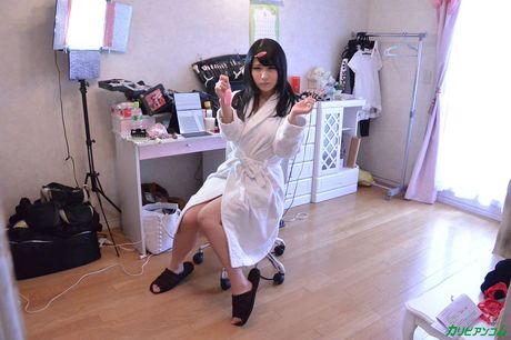 アジアの可愛い原千草が興奮した男にオマンコを突っ込まれる