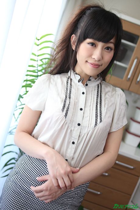 亞洲女僕 Yui Kyono 的陰部被她的雇主舔舐和乾