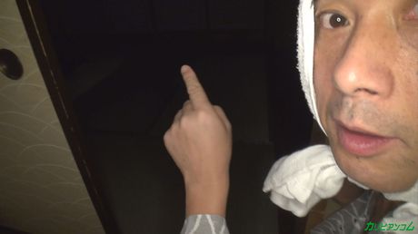 Asiatisk mor Chihiro Akino får sin fisse slikket og kneppet af et par