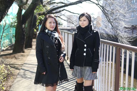 亞洲美女 Chiharu Yabuki 和 Yui Yabuki 在浴室裡進行三人性愛