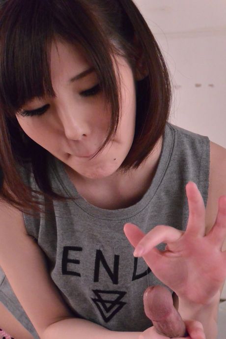 Asiatisk pige Yua Ariga får sin fisse slikket og kneppet af en liderlig fyr